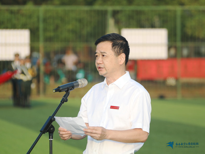 学校举行升国旗迎国庆主题实践活动