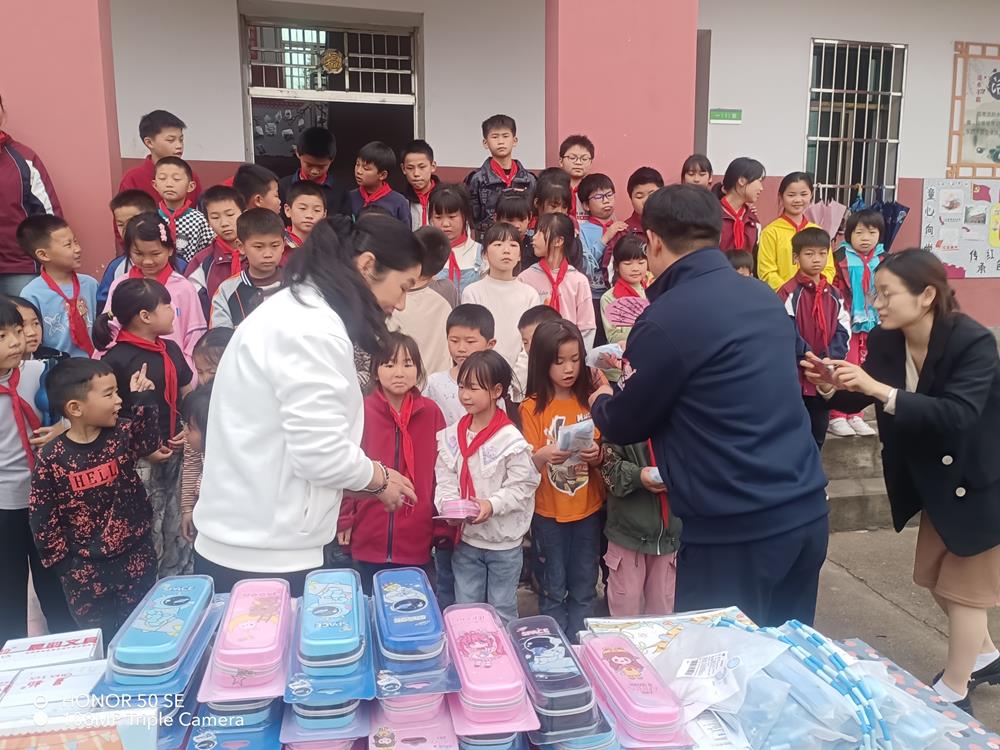 到赤海小学看望留守儿童，为孩子们送上牛奶和学习用品(1).jpg
