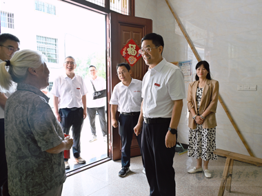 党委书记李德平一行赴学校驻村点排上村走访慰问